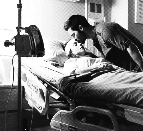 Mężczyzna całuje swoją chorą dziewczynę